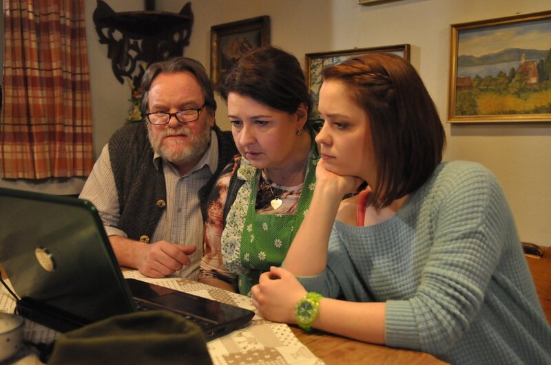 Um ihre Existenz zu sichern, denken Stadlbauer und Moni über eine gemeinsame Hoferweiterung nach. Von links: Benedikt Stadlbauer (Andreas Geiss), Monika Vogl (Christine Reimer) und Katharina Benninger (Carina Dengler). – Bild: BR/​Jo Bischoff
