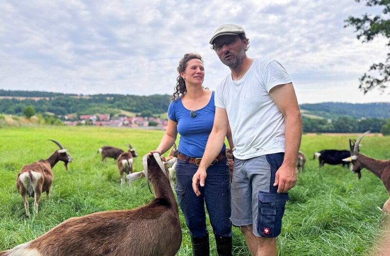 Mira Kuhlmann und Frank Burkhardt bewirtschaften den Hof Rösebach in Ifta mit 400 Thüringer Waldziegen. – Bild: MDR/​Heike Opitz