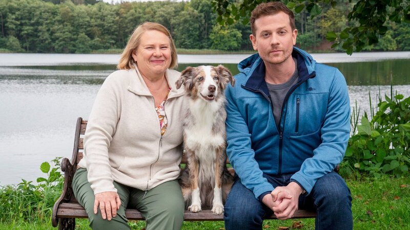 Mutter und Sohn vereint: Hildegard Schroedter als Helga, Christoph Schechinger als Paul – Bild: SRF/​ARD Degeto Film/​Oliver Feist