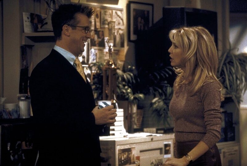 Stuart (Alan Ruck, l.) beschließt, um Carter seine Freundschaft zu beweisen, für ihn seine Traumverabredung zu organisieren … mit Caitlin (Heather Locklear, r.). – Bild: ProSieben Fun