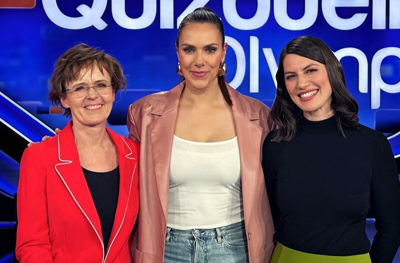 Moderatorin Esther Sedlaczek (M.) mit den Kandidatinnen des Teams „Wetter“: Dr. Katja Horneffer (l.) und Christa Orben (r.). – Bild: ARD/ITV Studios Moderatorin Esther Sedlaczek (M.) mit den Kandidatinnen des Teams „Wetter“: Dr. Katja Horneffer (l.) und Christa Orben (r.). – Bild: ARD/ITV Studios