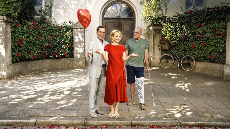 So unterschiedlich sie auch sind: Benno Martius (Tim Bergmann, l.) und Dr. Justus Förster (Heino Ferch, r.) bringen Viola Bergers (Christina Große, M.) Gefühle gehörig in Aufruhr. – Bild: ZDF So unterschiedlich sie auch sind: Benno Martius (Tim Bergmann, l.) und Dr. Justus Förster (Heino Ferch, r.) bringen Viola Bergers (Christina Große, M.) Gefühle gehörig in Aufruhr. – Bild: ZDF