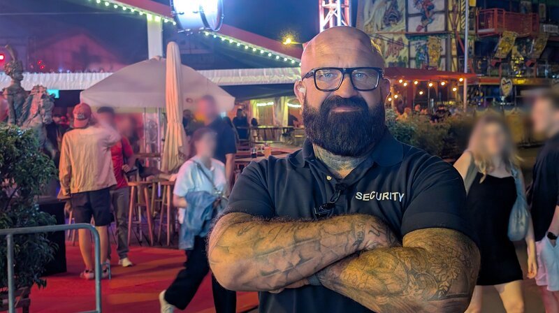 Gabriel Jankuc ist Türsteher auf dem Schützenfest Hannover. – Bild: NDR/​Kamera Zwei GmbH