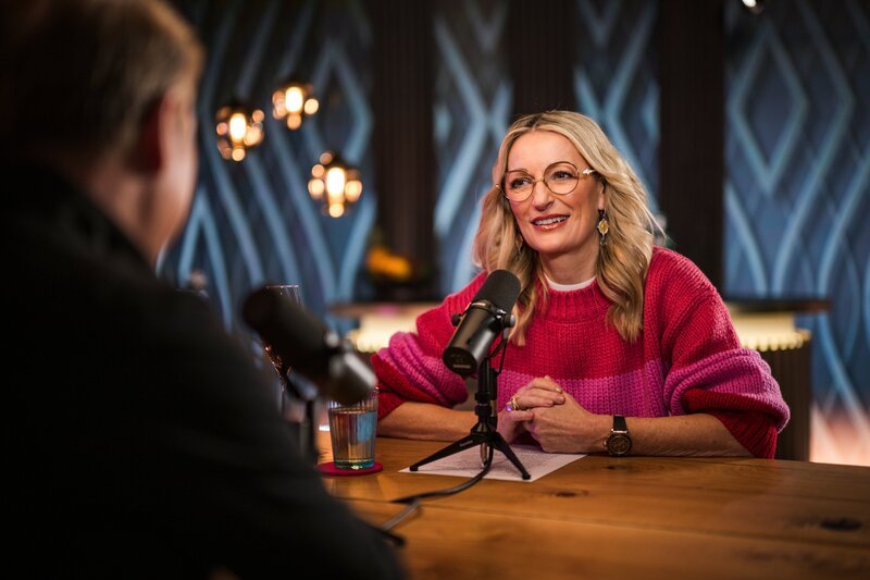 Monika Gruber und Patrick Lindner während ServusTVs „Die Gruaberin – Vodcast“ in Salzburg, Österreich am 13. Februar 2026. – Bild: Sebastian Marko /​ ServusTV