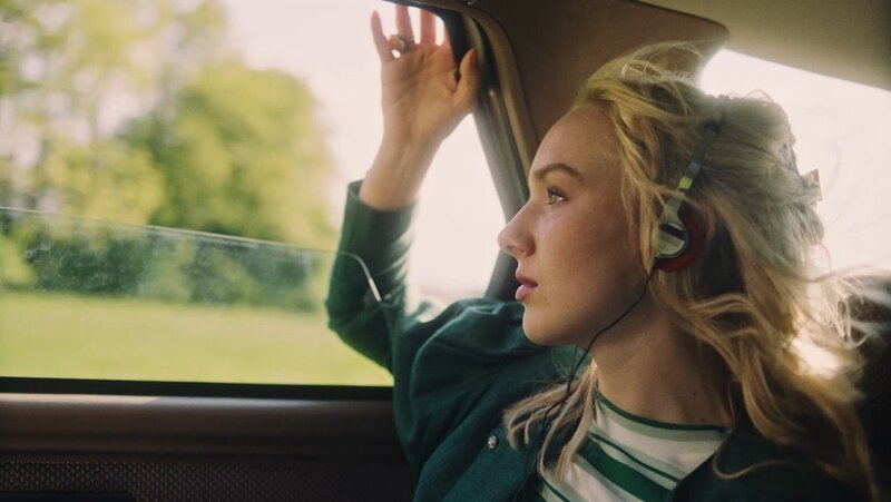 Musik ist für Linda Bierwirth (Jule Hermann) ein ständiger Begleiter – auch auf der Fahrt zur Feier ihres Patenonkels. – Bild: ZDF