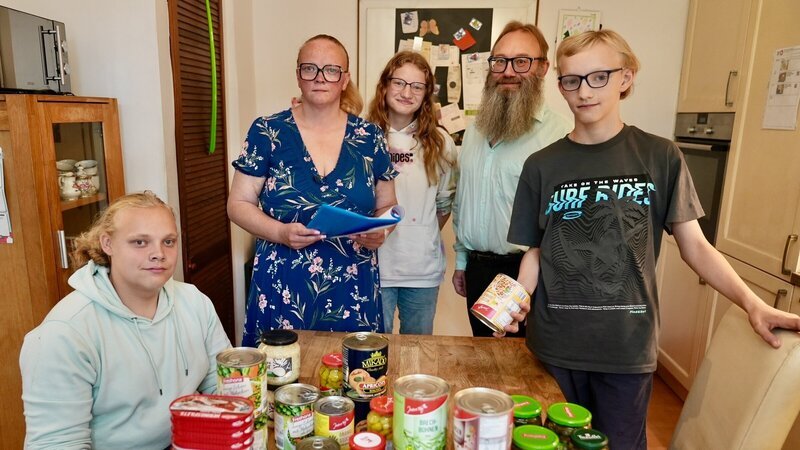 Wie viele Vorräte braucht man für eine fünfköpfige Familie? – Bild: ZDF