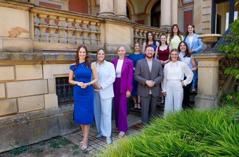 SWR WAHL DER DEUTSCHEN WEINMAJESTÄT – DAS FINALE. Zur Wahl der Deutschen Weinmajestät treten an: (v. l. n. r.) Angelina Seiler aus Franken, Kathrin Knierim aus Rheinhessen, Lena Roie aus dem Rheingau, Felix Lüdenbach von der Ahr, Hannah Spraul aus Baden. Dahinter (v. l. n. r.) Chiara Fischer von der Hessischen Bergstraße, Anna Antonia Cölsch aus der Pfalz, Teresa Oster von der Mosel, Paula Löber aus Saale-Unstrut, Janina Mehr vom Mittelrhein, Natalie Schäfter aus Württemberg. – Bild: SWR/​DWI