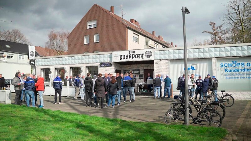 Kneipe „Zum Ruhrpott“ in Gelsenkirchen. – Bild: NDR/​ARD