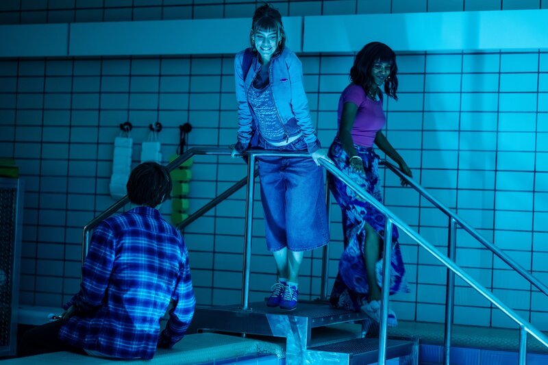 v. l.: Charlie (Greta Krämer), Yannik (Yoran Leicher), Nora (Mariama Jobe) – Bild: RTL /​ Martin Rottenkolber