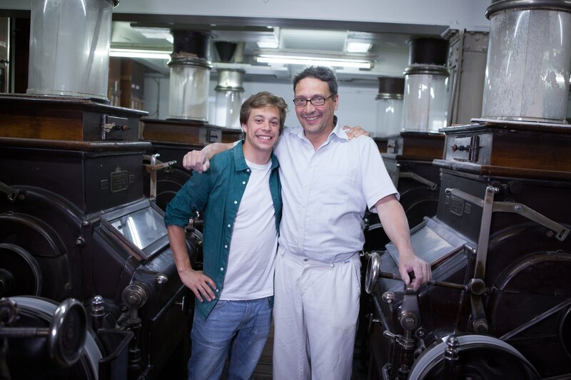 Checker Tobi (links) mit Müller Stefan Blum in der Münchner Hofbräuhaus Kunstmühle. – Bild: BR/​megaherz gmbh/​Hans-Florian Hopfner