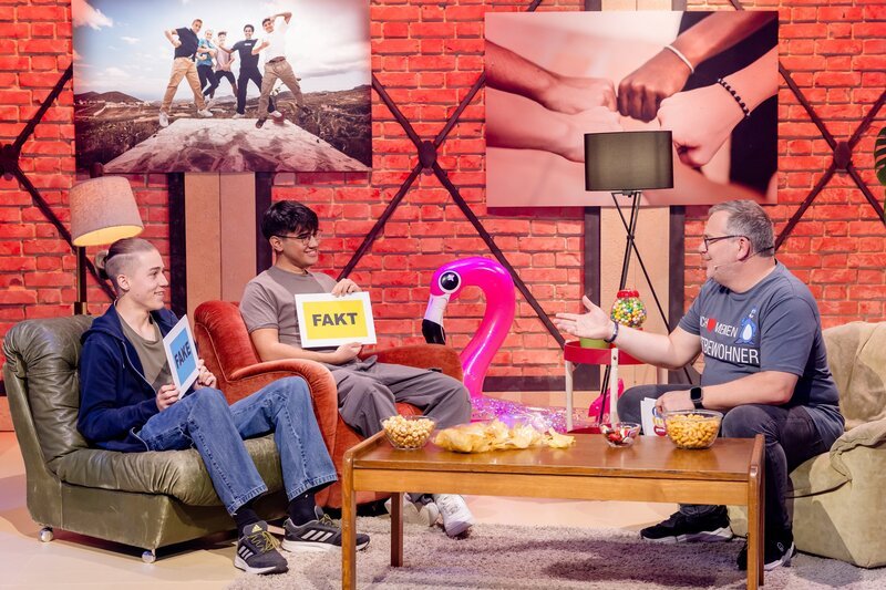 Vico und Dominik aus der WG Teneriffa berichten Elton von ihren spannenden Erfahrungen im WG-Leben. – Bild: Nadine Rupp /​ ZDF