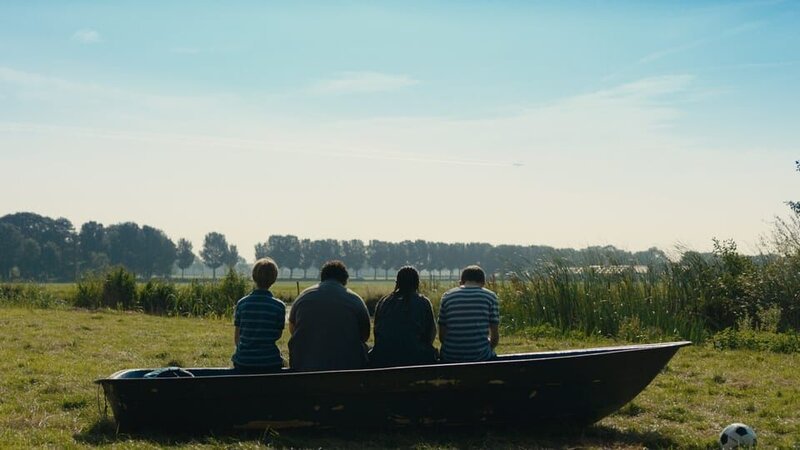 Hamza (Wisam Tadjeddin), Alicia (Amee Liv Martina) und Sven (Brandon River Coene) beobachten Wiggerts Haus und planen seine Flucht. – Bild: NDR/​Dark Alley Pictures/​Look At That!