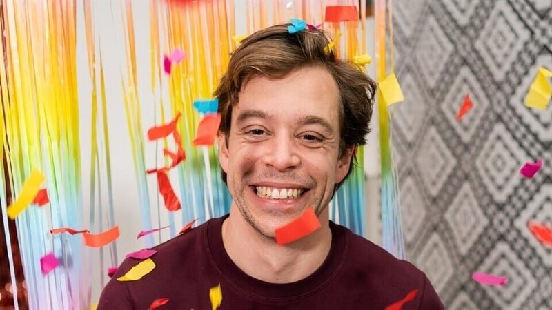 Checker Tobi im selbst aufgebauten Emotions-Labor – Bild: BR/​megaherz gmbh/​Hans-Florian Hopfner