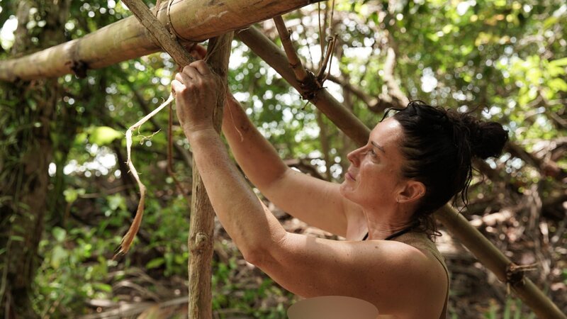 Ky building the shelter – Bild: Warner Bros. Discovery