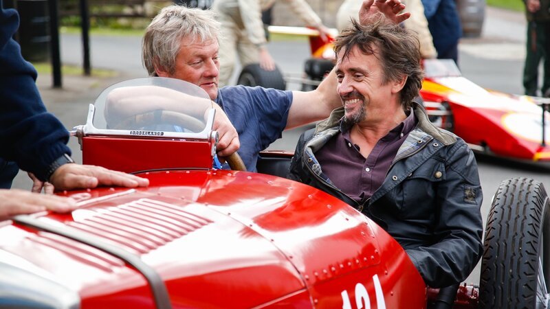 Les Kyle and Richard Hammond sit in the Riley at Shelsley Hill Climb. S2 Ep9. – Bild: Discovery Channel (ROMA)