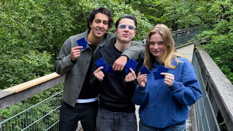 Wer gewinnt die Challenge auf dem Baumwipfelpfad? Lorian, Nick und Johanna geben alles für Team Blau. – Bild: ZDF/​Matthias Busch