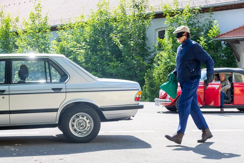 Obwohl mehrere Zeugen den „Hammermörder“ beschreiben, scheint der Täter den Ermittlern immer einen Schritt voraus zu sein. – Bild: Saskia Pavek /​ ZDF