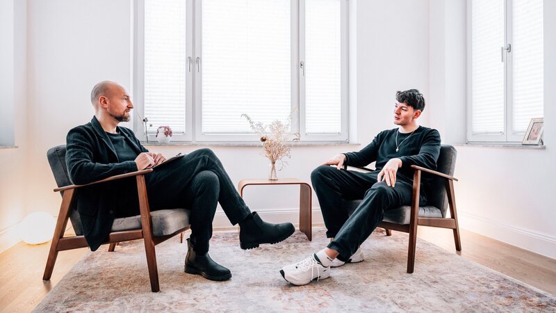 „37°Leben“ begleitet Jannis (r.) auf seinem Weg in die Therapie. Gemeinsam mit Psychotherapeut Daniel Wagner (l.) wagt er den Schritt und setzt sich in den Sitzungen mit seinem negativen Selbstbild auseinander. Er lernt, sich selbst mehr zu akzeptieren. – Bild: ZDF