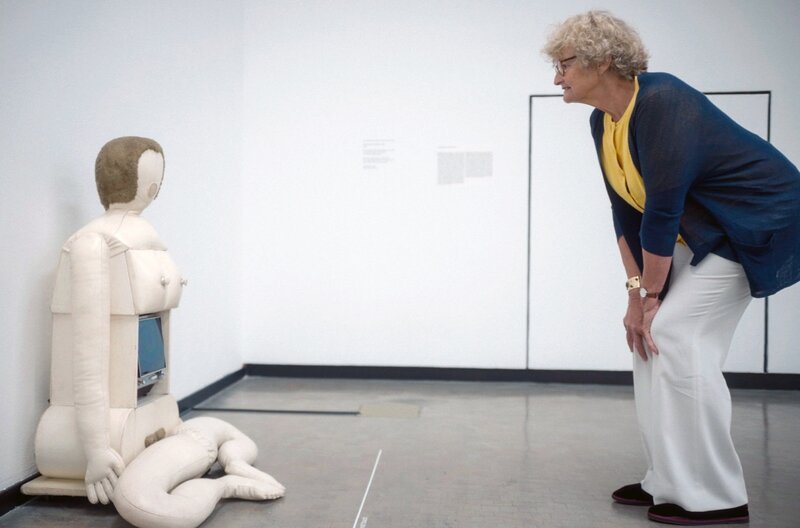 Die Kunsthistorikerin Nadeije Laneyrie-Dagen vor der Skulptur „Little TV Woman: I Am The Last Woman Object“ der Künstlerin Nicola L. – Bild: Sebastian Arlamovsky/​NGF Geyrhalterfilm