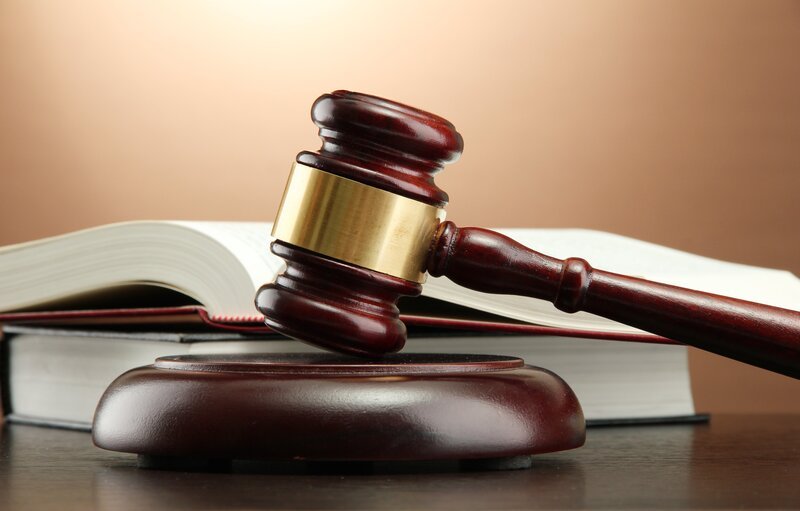 wooden gavel and books on wooden table,on brown background – Bild: africa-studio.com (Olga Chernetska and Leonid Yastremskiy)