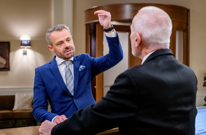 Alfons (Sepp Schauer, r.) erfährt entsetzt, welche erniedrigende Aufgabe sich Erik (Sven Waasner, l.) für Fritz ausgedacht hat. – Bild: ARD/​WDR/​Christof Arnold