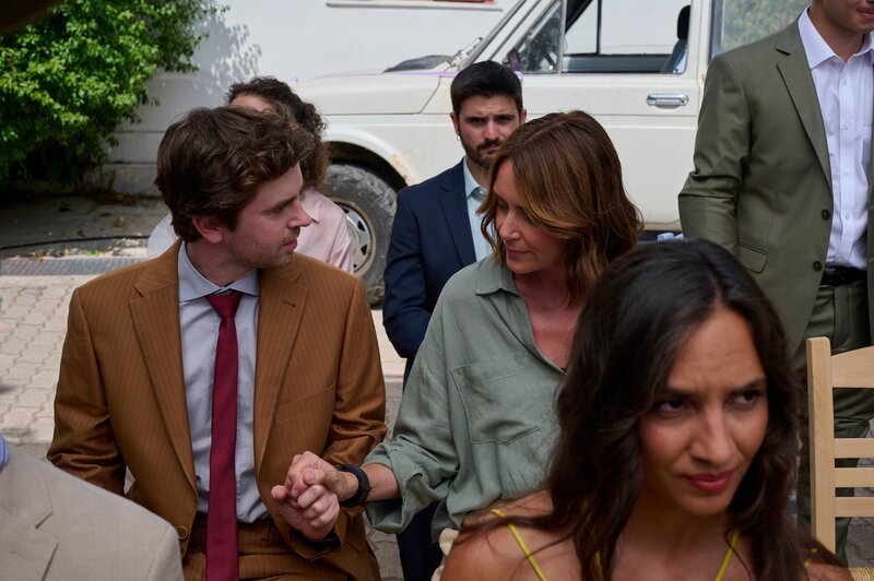 Edward (Freddie Highmore, l.) versucht, ein normales Verhältnis zu seiner Mutter Julie (Keeley Hawes, 3.v.r.) aufzubauen. Die beiden besuchen zusammen eine Hochzeitsfeier. (Komparsen im Bild) – Bild: ZDF und MARQ RILEY