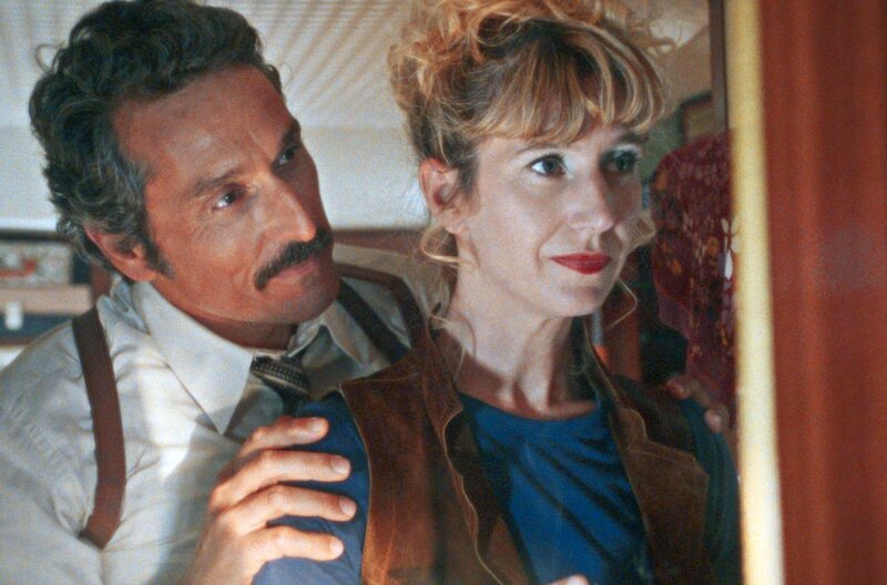 Jacques (Vincent Elbaz) bezahlt Claudine (Manon Kneusé), damit sie ihm Informationen und Berichte über die Aktivitäten an der Universität Vincennes liefert. – Bild: Agat Films