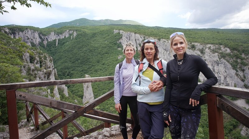 Stephanie Müller-Spirra mit Ines Papert Profibergsteigerin (Mitte) und Jasna Bozić Dušić Bergführerin (links) am Ucka Gebirge. Beliebtes Klettergebiet in Istrien. – Bild: MDR/​Günther/​Bigalke GmbH