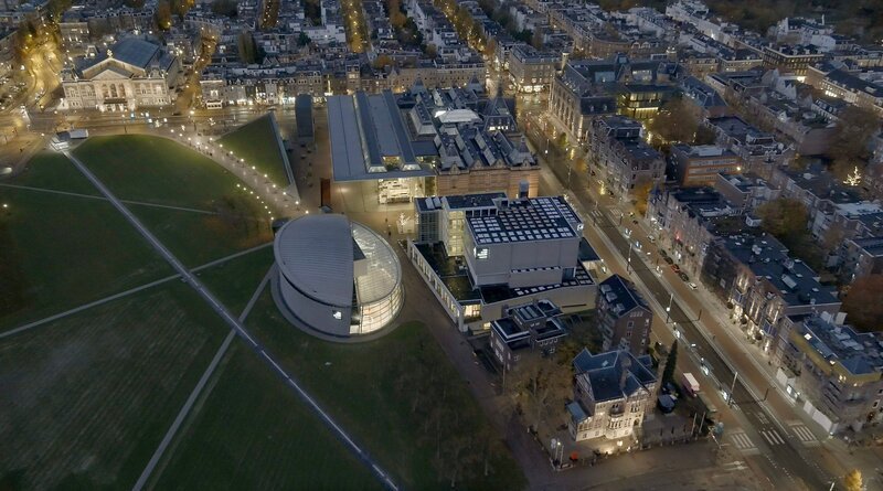 Das Van Gogh Museum in Amsterdam, aus der Luft betrachtet. – Bild: rbb/​Unknown Media