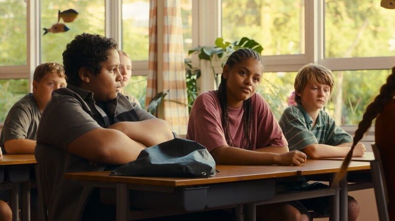 Hamza (Wisam Tadjeddin), Alicia (Amee Liv Martina) und Wiggert (Lucas van Ammers) sind enttäuscht – Sven lügt weiterhin. – Bild: NDR/​Dark Alley Pictures/​Look At That!