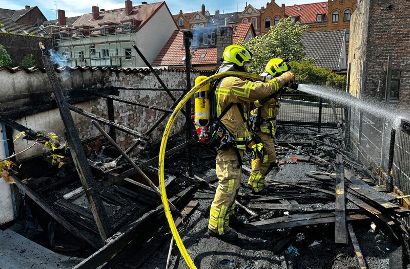 Löscharbeiten bei einem Terrassenbrand in Hannovers Nordstadt. – Bild: Zentralfilm/​NDR