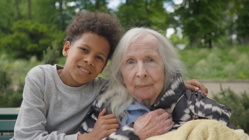 Maris mit seiner Oma – Bild: ZDF/​Florian Baumgarten