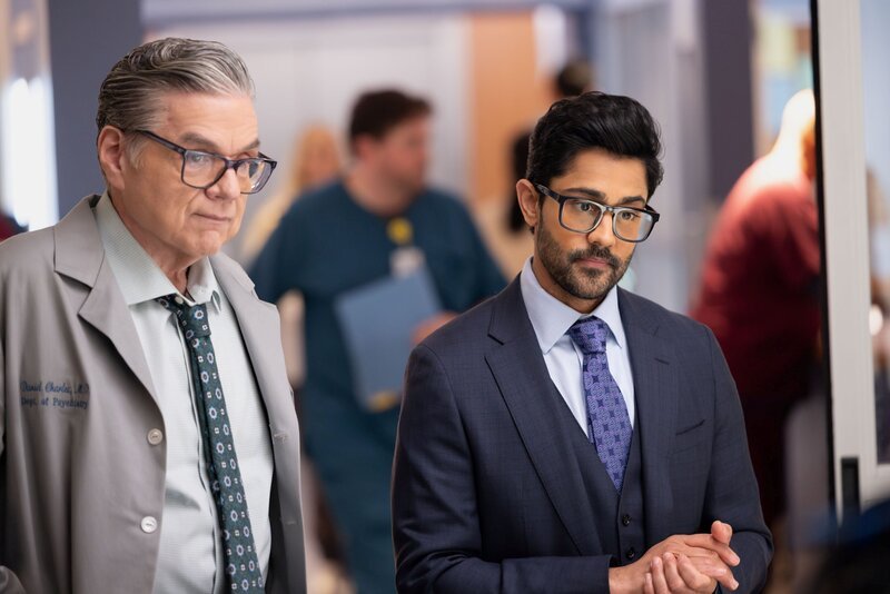 Pictured: (l-r) Oliver Platt as Dr. Daniel Charles, Manish Dayal as Dr. Theo Rabari) – Bild: NBC /​ NBCUniversal Media, LLC