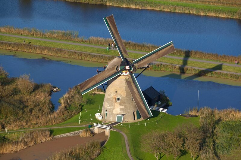 15 Kilometer südöstlich von Rotterdam stehen Windmühlen aus dem 18. Jahrhundert: Sie mahlen kein Getreide, sondern schöpfen Rheinwasser. – Bild: ZDF und WDR/​nautilusfilm