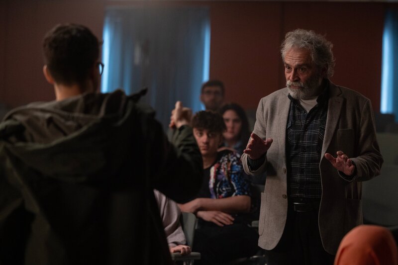 Ikmen (Haluk Bilginer, r.) muss bei einer Versammlung junger Leute zum Gedenken an Gözde den Bombenleger Lokman (Yalim Danisman, l.), Gözdes Bruder, stoppen. – Bild: ZDF und aliguler Photo Credit: Ali Güler