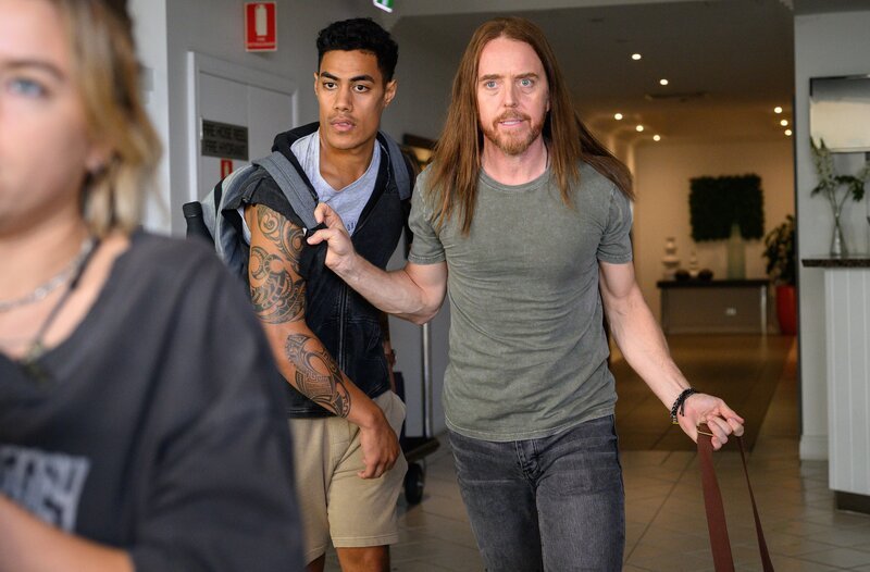 v.l.n.r. Meg Adams (Milly Alcock), Jaxon (Dimitrus Schuster Koloamatangi) und Lucky Finn (Tim Minchin) – Bild: WDR/​Lingo Pictures Pty Ltd/​Foxtel Management Pty Ltd