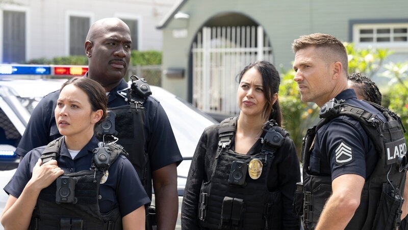 Ein gemeinsamer Einsatz zur Festnahme eines Einbrechers läuft nicht nach Plan. Von links: Lucy Chen (Melissa O’Neil), Wade Grey (Richard T. Jones), Angela Lopez (Alyssa Diaz), Tim Bradford (Eric Winter) und Nyla Harper (Mekia Cox) – Bild: ZDF