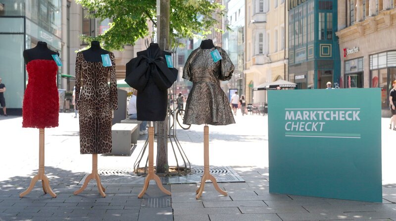 „Marktcheck checkt“ prüft in der Einkaufsstraße, ob Kundinnen und Kunden die günstige Mode von H&M im Vergleich zu höherpreisigen Marken erkennen. – Bild: MDR/​Dirk Meinhardt