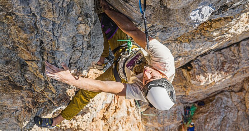 Die Kletterer Roman Mayerl und Michael Perhab bei der Rotpunktbegehung an der Südwand des Dachsteins während des Drehs für die ServusTV-Serie „Bergwelten“, Ramsau am Dachstein, Steiermark, Österreich – Bild: ServusTV /​ Two Niks Film