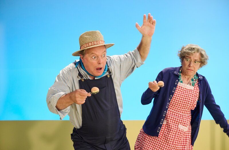 CC Lowsley (Robert Daws, l.), Mrs Clam (Belinda Lang, r.) – Bild: WDR/​BBC Studios