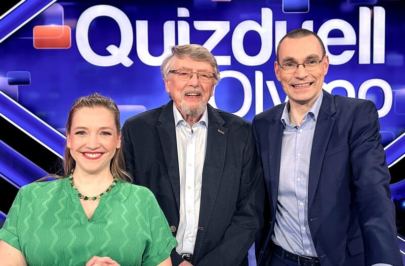 Die Spielerinnen und Spieler des Olymps – Marie-Louise Finck (l.), Prof. Eckhard Freise (M.) und Thorsten Zirkel (r.). – Bild: ARD/​ITV Studios