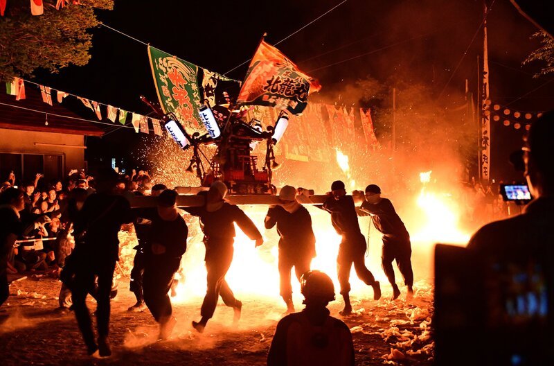 Tradition in Japan: Zum Höhepunkt des Bikuni-Schrein-Festivals werden die Schreine durch ein reinigendes Feuer getragen. – Bild: SWR/​Harald Kirchner