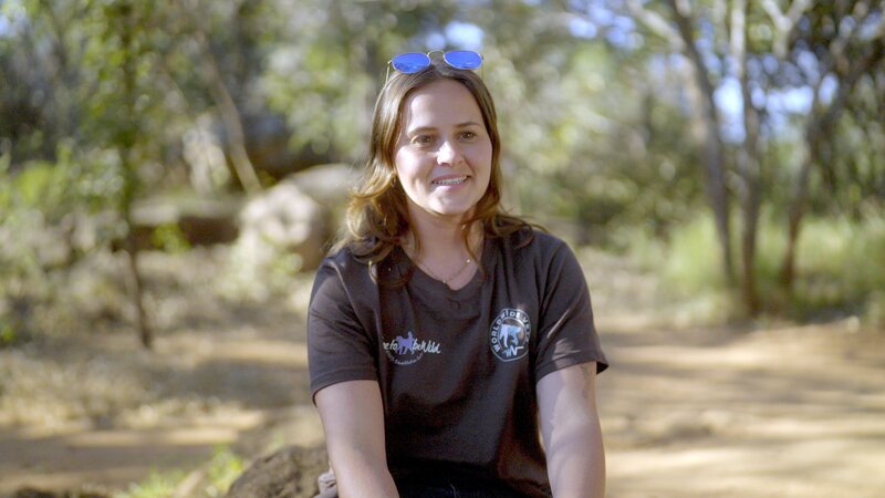 Eugenie Bezuidenhout ist eine der Mitarbeiterinnen im „Free to be wild Sanctuary“ in Simbabwe. Sie leitet die Volunteers an, ohne die das Camp kaum betrieben werden könnte. – Bild: ZDF und Jan Kreutz