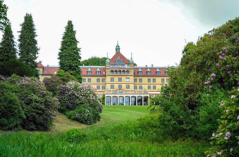 Gesund durch Wasser und frische Luft: Am Ufer des Vejle-Fjords im Osten Dänemarks befindet sich ein Schloss, das einst als Sanatorium diente. – Bild: Elephant Doc