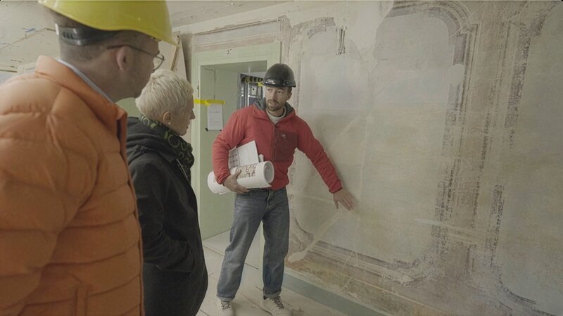 Im Hotel Glacier du Rhône kommen bei der Renovation historische Malereien zum Vorschein. – Bild: SRF, Bastian Meier /​ ZDF