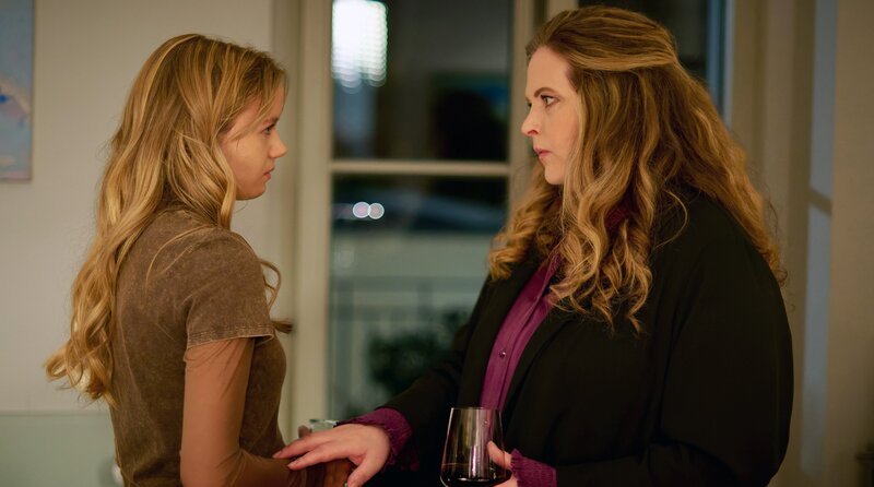 Dr. Elisabeth Reiter (Diana Amft, re.) sorgt sich um Tochter Bella (Lilly Barshy). – Bild: ARD Degeto Film/​W&B Television GmbH/​Walter Wehner