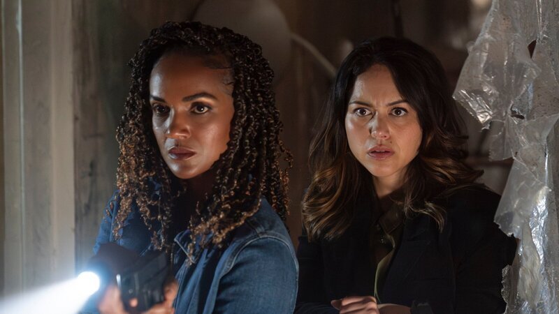 In einem stillgelegten Krankenhaus machen sich Detective Nyla Harper (Mekia Cox, l.) und Officer Angela Lopez (Alyssa Diaz, r.) auf die Suche nach dem zweiten Serienkiller. – Bild: ZDF