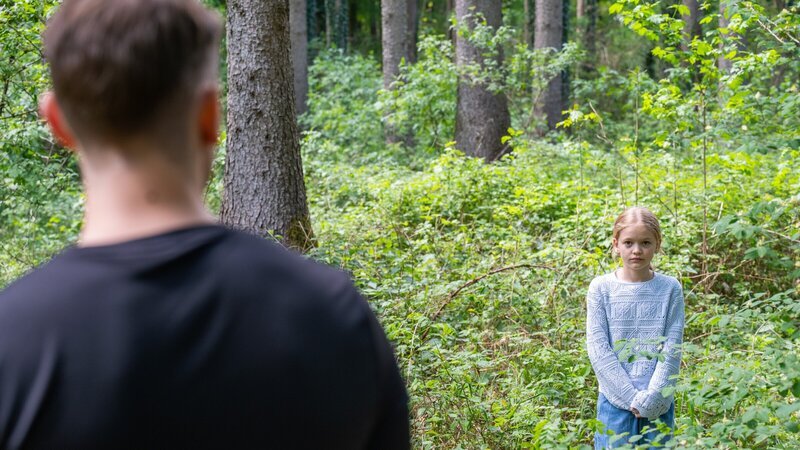 Bei einem Kindergeburtstag entfernt sich ein Mädchen von der Gruppe – und gerät prompt in die Fänge eines Pädophilen. – Bild: ZDF