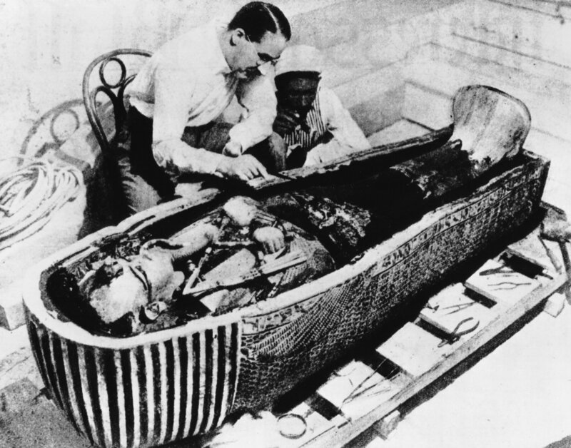 Liegt ein Fluch auf dem Grab von Tutanchamun? Diese und andere Legenden untersucht „Terra X History“ in „Verfluchte Geschichte“. – Bild: AP /​ ZDF und AP