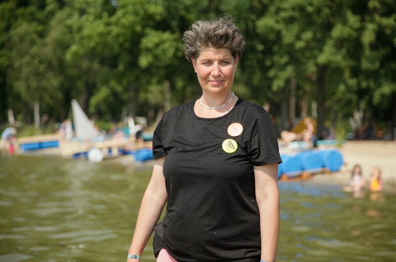 Anne Buch ist Projektleiterin vom „Kunstitut Altmarkkreis“.  Über Kunstprojekte will sie Kinder und Jugendliche an vordemokratische Kompetenzen heranführen – Bild: MDR/​Bernice Leonhardt